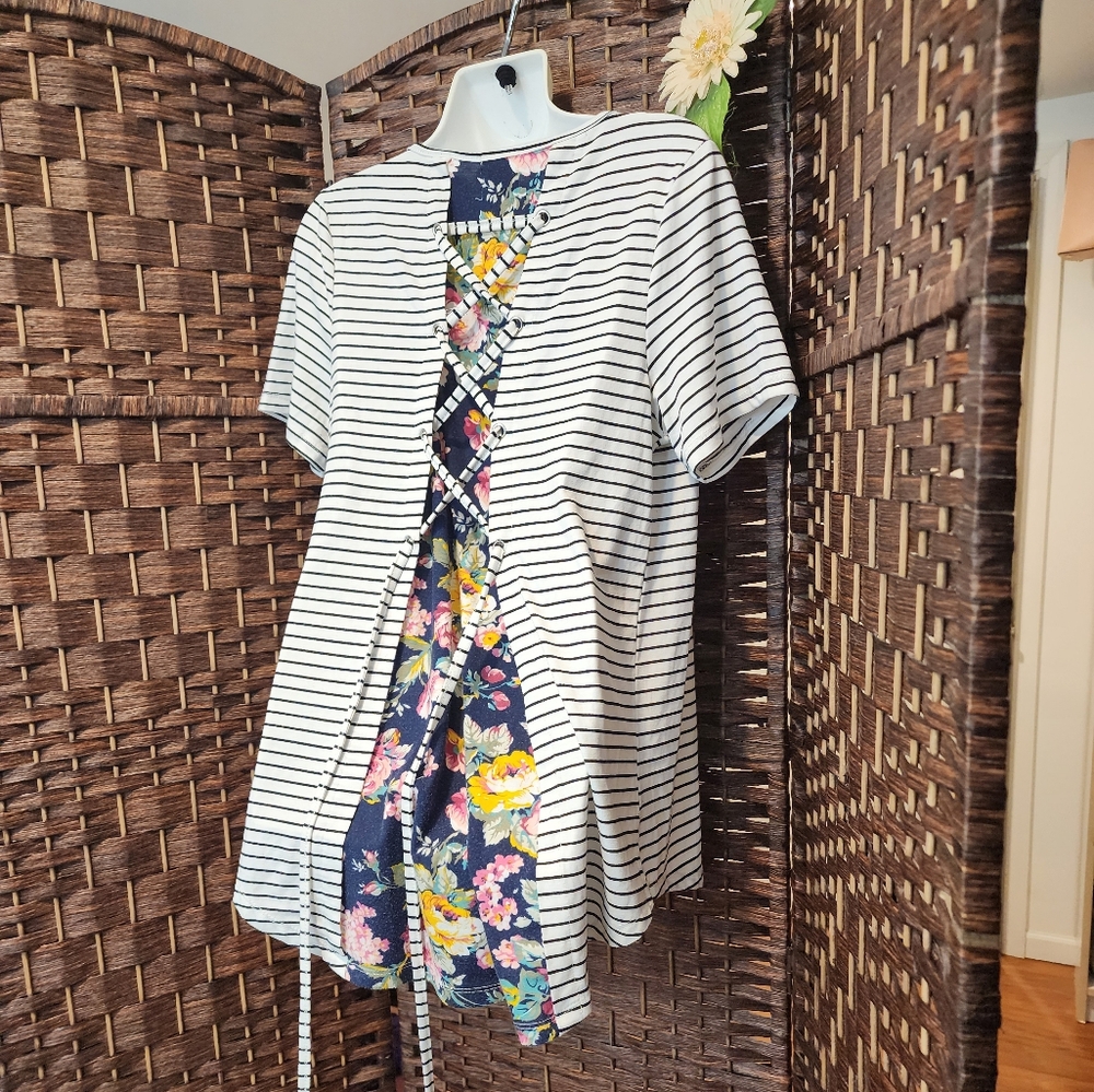 grace & emma Blouse with short sleeves in the back has some threads to